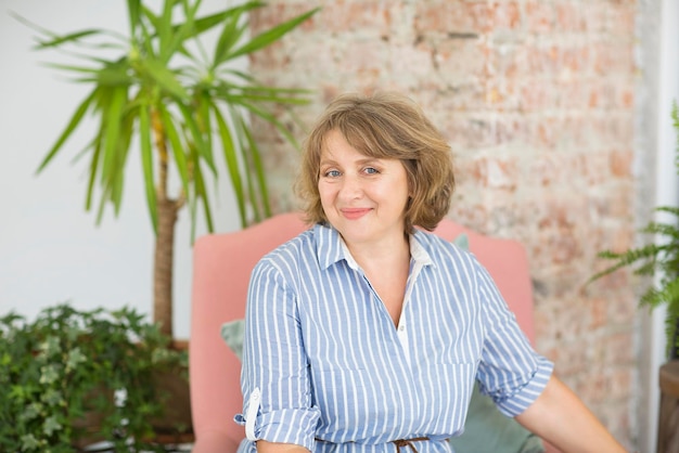 Photo portrait of senior woman against wall