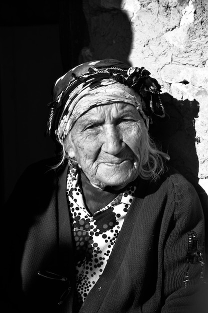 Foto ritratto di una donna anziana contro la parete