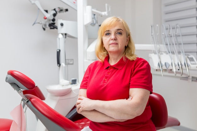 Портрет старшего стоматолога женщины в офисе
