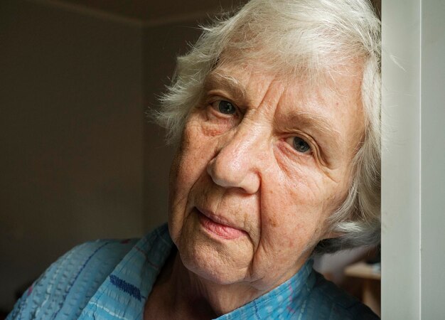 Foto ritratto di una donna anziana a casa