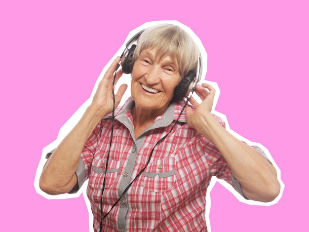 Photo portrait of senior woman listening to music