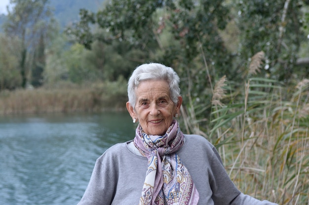 Photo portrait of a senior woman on the outside