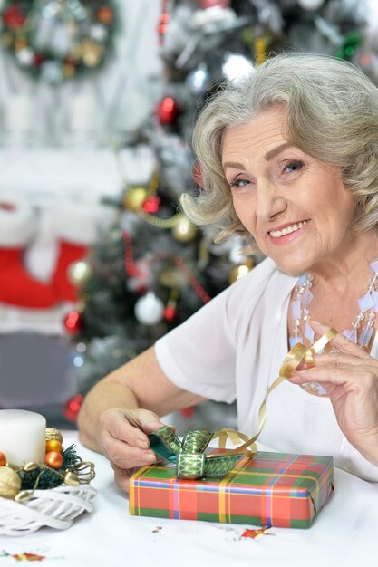 クリスマスの準備をしている年配の女性の肖像画