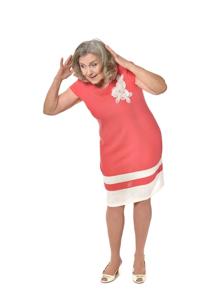 Портрет старшей женщины в красном платье на белом фоне