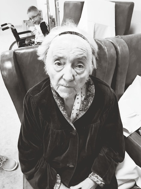 Photo portrait of senior woman sitting on chair