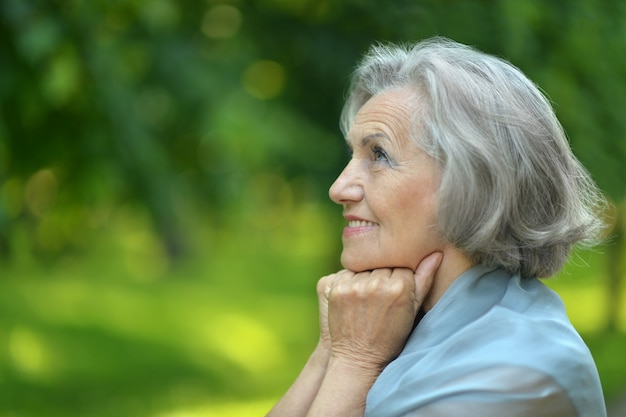 Ritratto di una donna anziana in estate