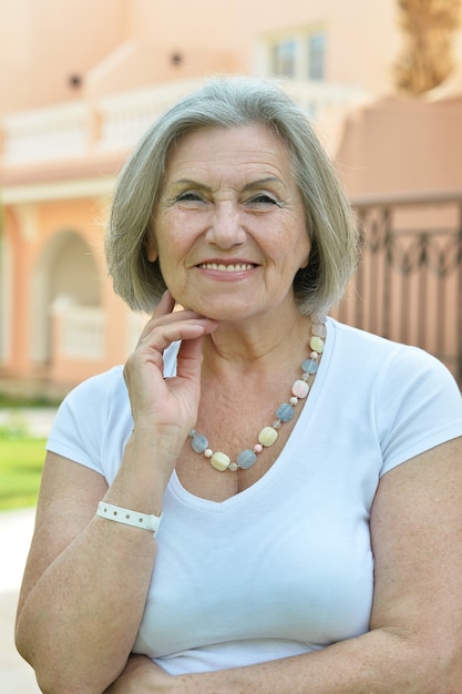 Photo portrait of a senior woman on a walk in tropic resort