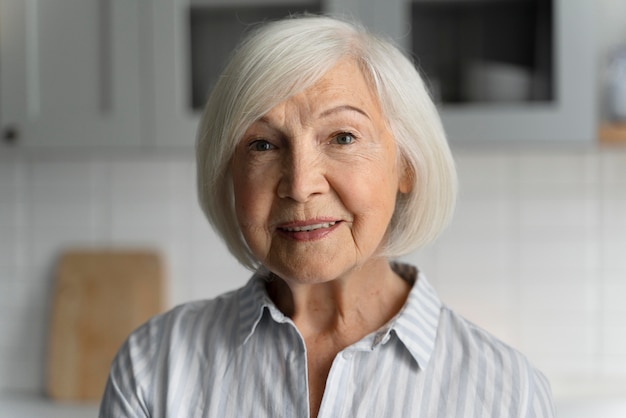 Photo portrait of senior woman with alzeihmer