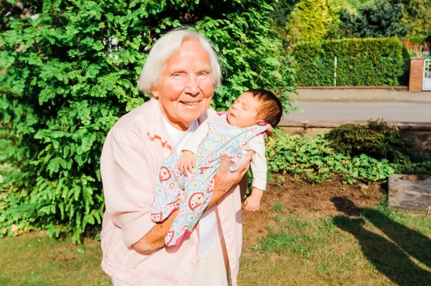 Foto ritratto di una donna anziana con un bambino