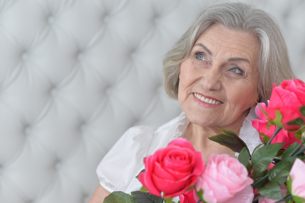 Портрет пожилой женщины с цветущими цветами