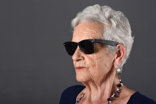 メガネをかけた年配の女性の肖像画