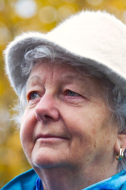 Foto ritratto di una donna anziana con un cappello