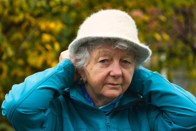 Photo portrait of a senior woman with a hat