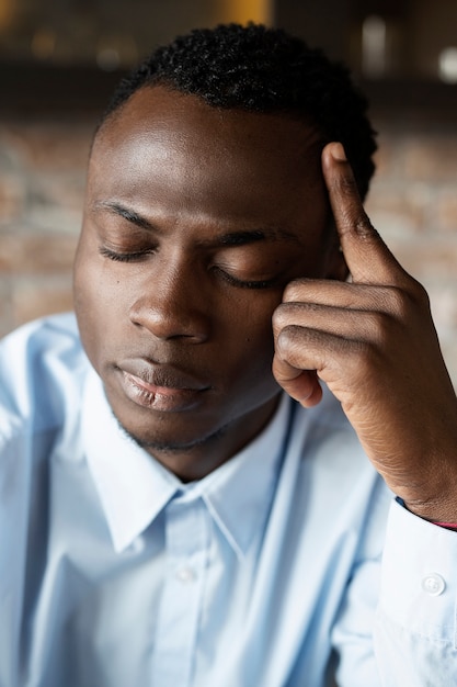 Photo portrait of sensitive man