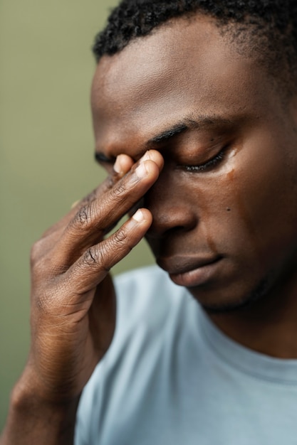 Photo portrait of sensitive man