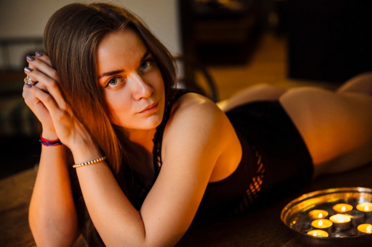 Photo portrait of sensuous young woman relaxing at home