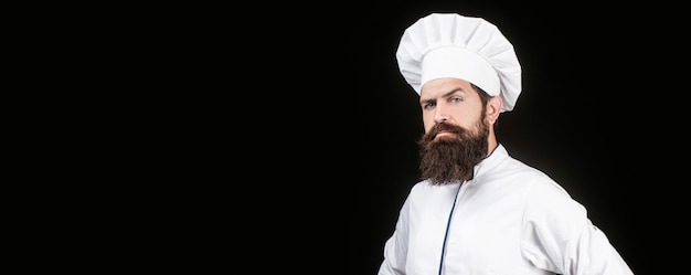 진지한 요리사 요리사의 초상화입니다. 요리사, 요리사 또는 제빵사. 블랙에 고립 된 수염된 남성 요리사입니다. 요리사 모자. 흰색 제복을 입은 진지한 요리사, 요리사 모자.