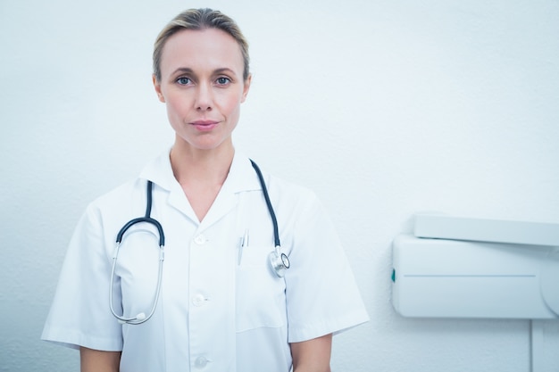 Foto ritratto del dentista femminile serio