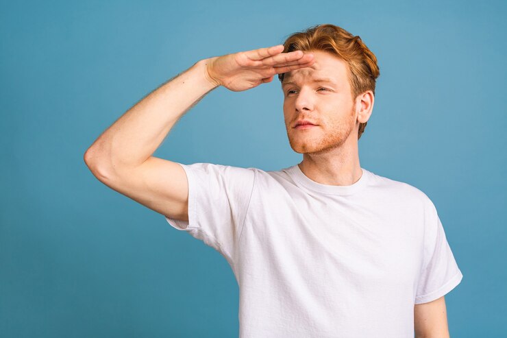 Photo portrait of a serious young man straring and looking far away