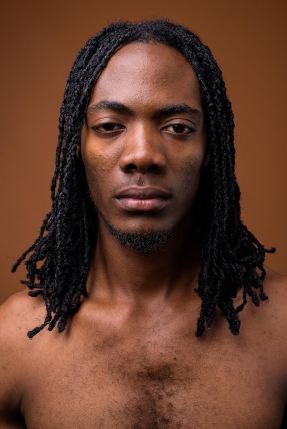 Photo portrait of a serious young man