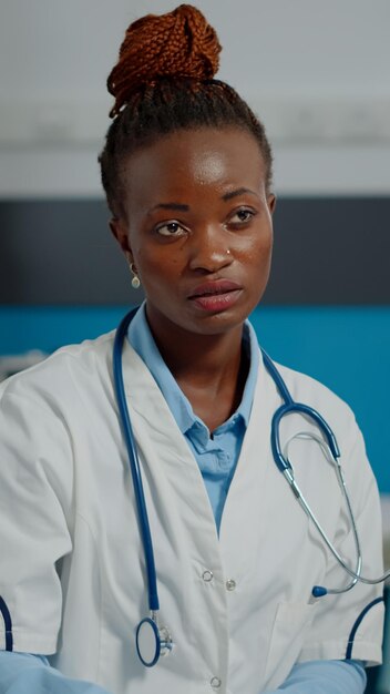 Photo portrait of serious young woman