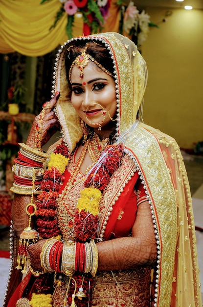 Photo portrait of a serious young woman