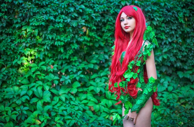Портрет сексуального супергероя женского косплея с рыжими волосами