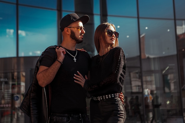 Photo portrait of sexy young couple in the street