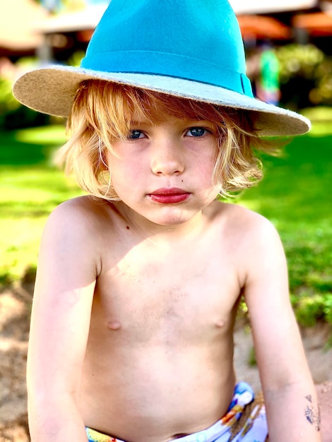 Photo portrait of shirtless baby girl