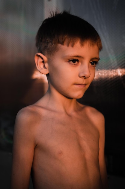 Photo portrait of shirtless boy looking away