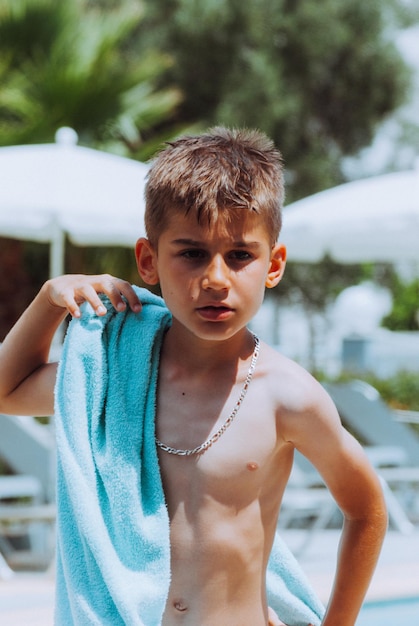 Photo portrait of shirtless boy standing outdoors