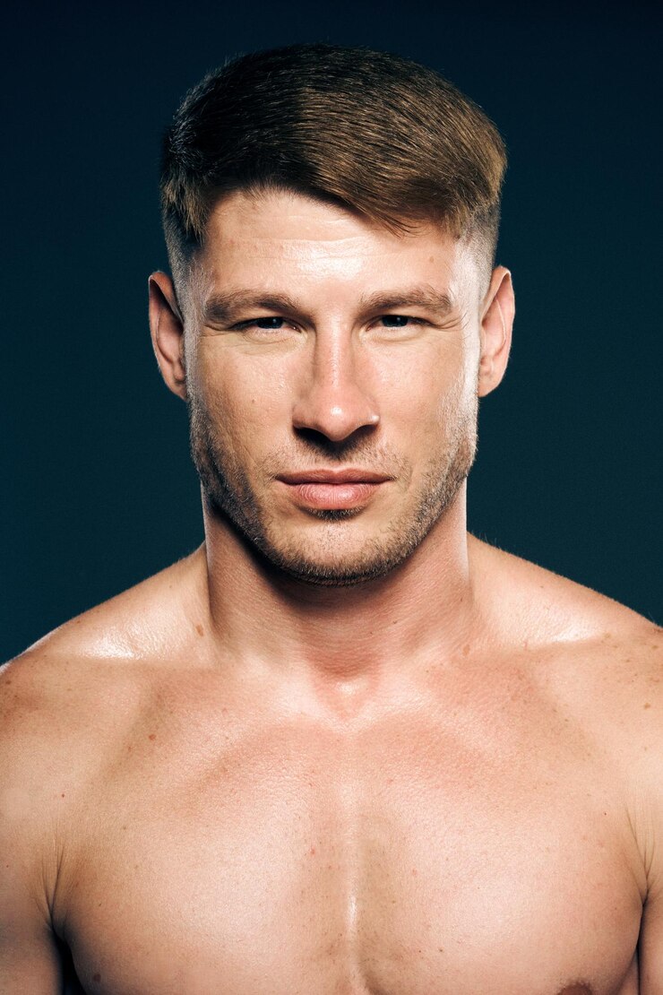 Photo portrait of shirtless man against black background