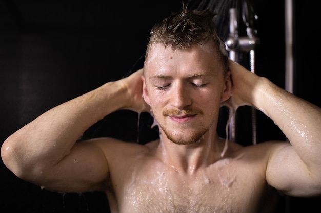 Foto ritratto di un uomo senza camicia in bagno