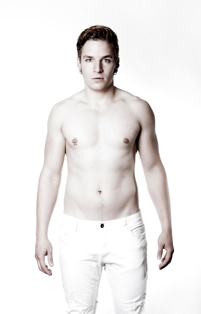 Photo portrait of shirtless man standing against white background