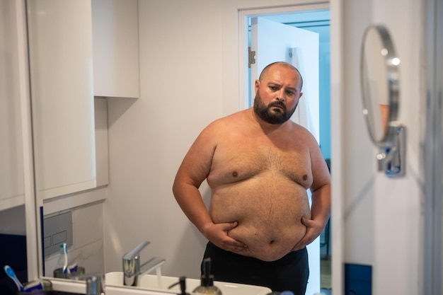 Foto ritratto di un uomo senza camicia in piedi in bagno