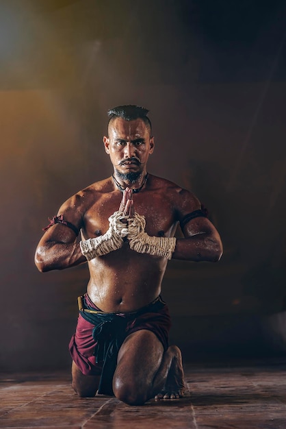 Photo portrait of shirtless man in traditional clothing