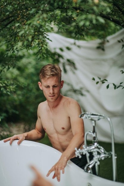 Photo portrait of shirtless man in water