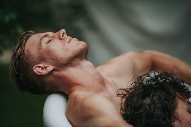 Photo portrait of shirtless man with arms raised