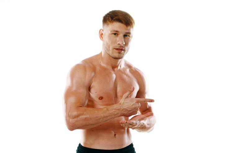 Photo 白い背景に立っているシャツのない筋肉の男の肖像画