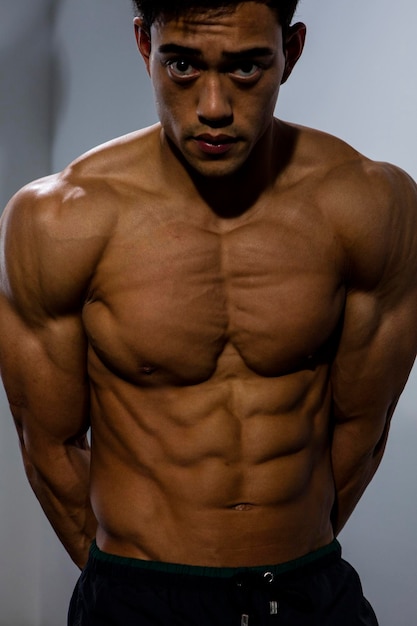 Photo portrait of shirtless muscular man