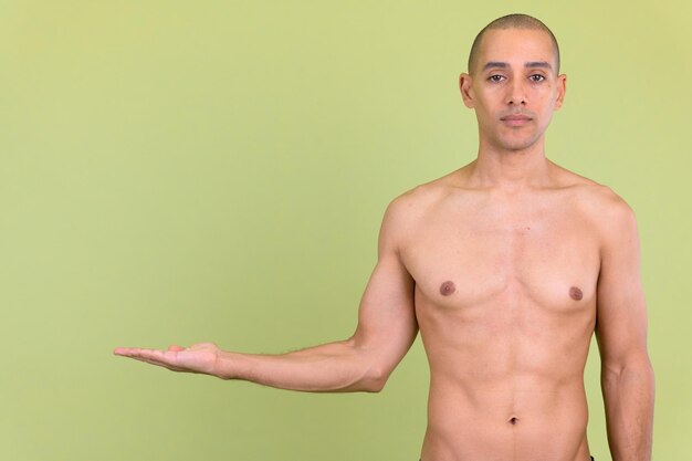 Photo portrait of shirtless young man against gray background