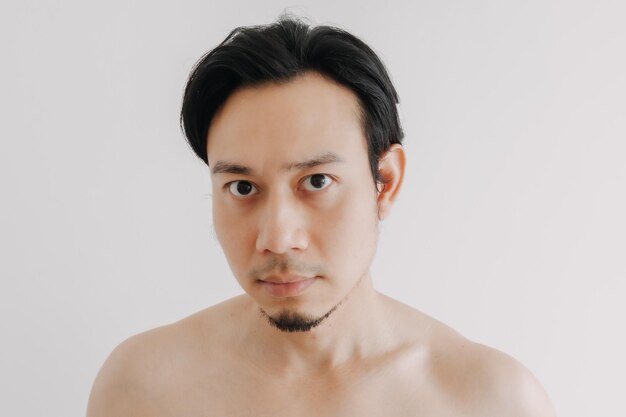 Photo portrait of shirtless young man against white background