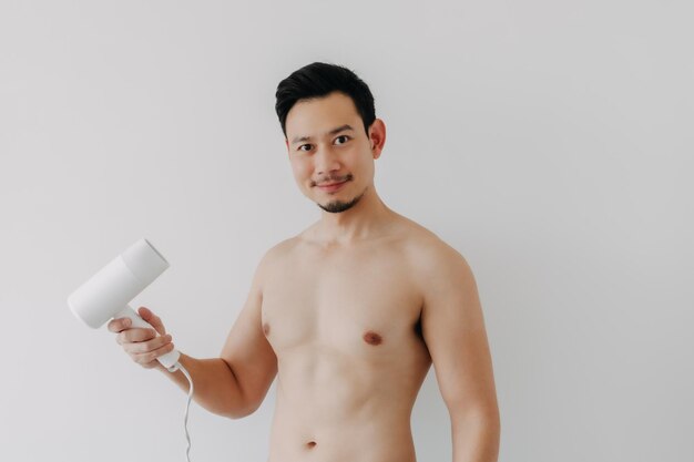 Photo portrait of shirtless young man standing against white background