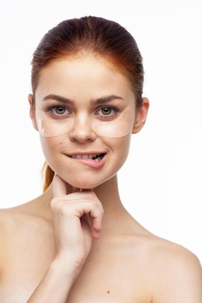 Photo portrait of shirtless young woman against white background