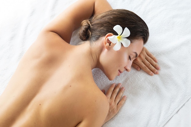 Photo portrait of shirtless young woman lying on bed at home