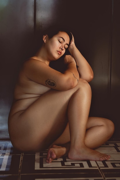 Photo portrait of shirtless young woman sitting at home