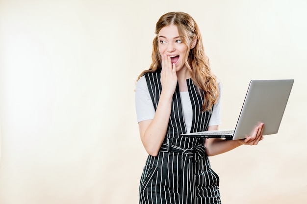 Портрет шокирован счастливой женщины с ноутбуком
