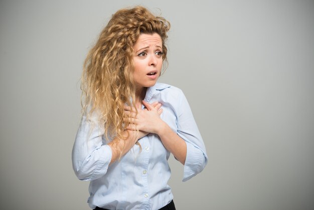 Photo portrait of a shocked woman