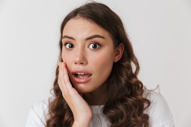 Portrait of a shocked young casual brunette woman