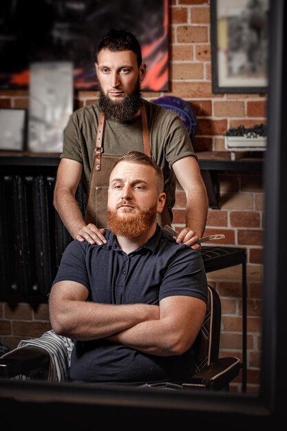 Foto ritratto di fratelli seduti in un caffè